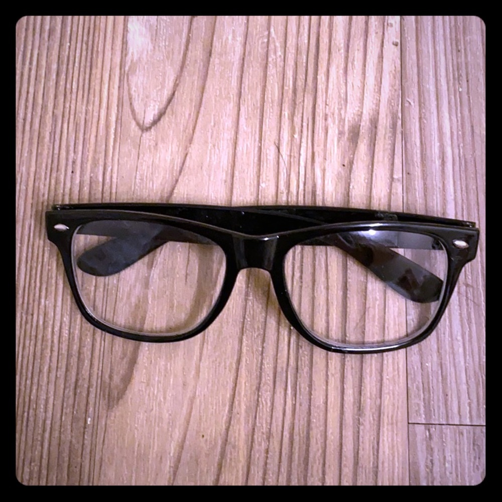 Non prescription black glasses must have accessory